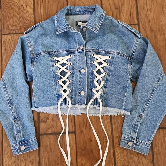 Forever 21 Jackets & Blazers - Forever 21 women's small denim crop jean jacket with lace up front